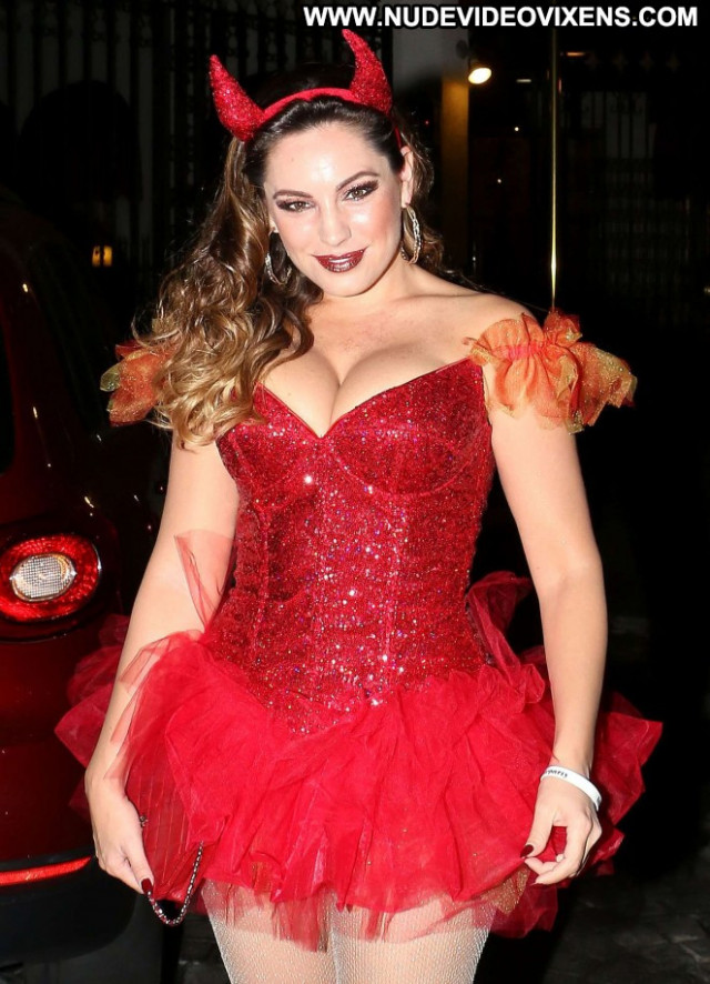 Kelly Brook Beautiful Hollywood Celebrity Paparazzi Posing Hot Devil