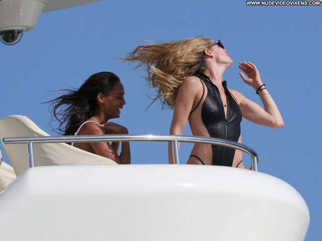 Doutzen Kroes No Source Celebrity Beautiful Babe Bikini Posing Hot